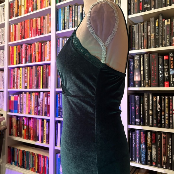 Green velvet dress with lace - Picture 2 of 5